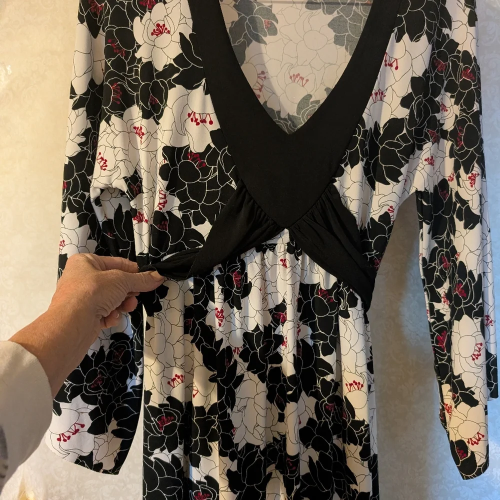 BISOU BISOU Black &White Floral Tieback Dress‎ Sz. Medium V-Neck